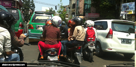 Udah bonceng tiga, gapake helm pula. Indonesia